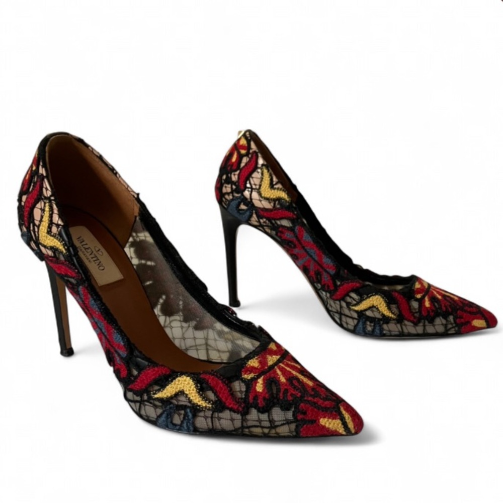 Valentino Garavani Ethnic Embroidered Lace over
Leather Pumps size 38.5